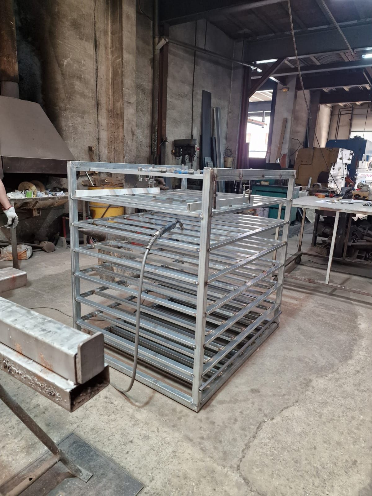 Gàbia metàl·lica fabricada per a un client industrial al taller